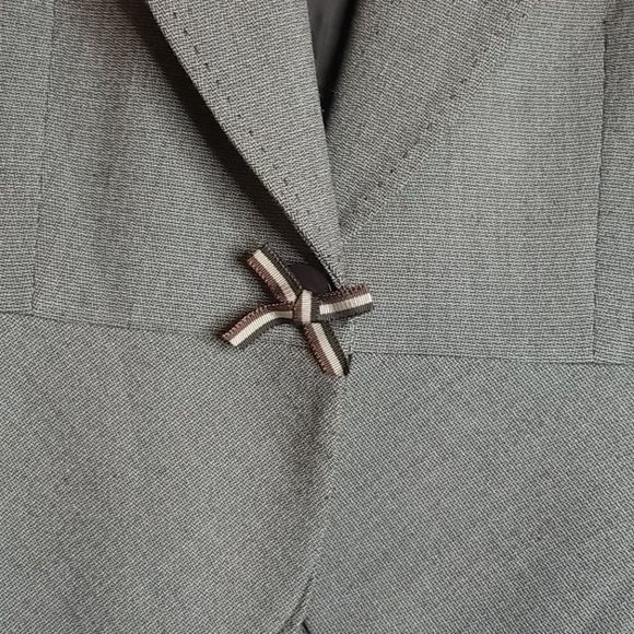 Tahari Arthur S Levine Petite elegant suit (grey jacket and skirt suit).70% off - Picture 3 of 7